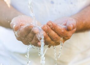 Hände werden unter fließendem Wasser gewaschen – wichtige Hygienemaßnahme in der häuslichen Pflege | © PflegeBetreuer | unabhängige Pflegeberatung