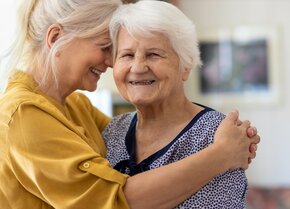 Zwei Frauen umarmen sich lächelnd – Symbolbild für Nähe und Unterstützung durch kostenlose Online-Pflegekurse für Angehörige und Pflegende | © PflegeBetreuer | unabhängige Pflegeberatung