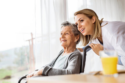 Ihr Wegbegleiter für eine sichere und liebevolle Pflegereise | © PflegeBetreuer | unabhängige Pflegeberatung Pflegerin begleitet Seniorin im Rollstuhl und blickt gemeinsam mit ihr aus dem Fenster – einfühlsame Begleitung auf dem Pflegeweg | © PflegeBetreuer | unabhängige Pflegeberatung