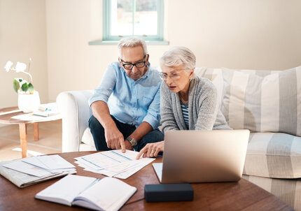 Pflegegradantrag stellen – mit professioneller Hilfe und fachlicher Unterstützung erfolgreich ans Ziel | © PflegeBetreuer | unabhängige Pflegeberatung Seniorin und Senior prüfen gemeinsam Unterlagen zum Pflegegradantrag am Laptop | © PflegeBetreuer | unabhängige Pflegeberatung