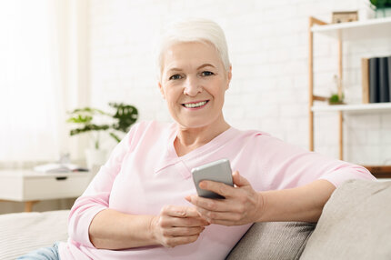 Jetzt kostenfreies Vorgespräch für Ihr persönliches Pflege-Coaching vereinbaren | © PflegeBetreuer | unabhängige Pflegeberatung Ältere Frau mit Smartphone lächelt – bereit für ein kostenfreies Pflege-Coaching-Vorgespräch | © PflegeBetreuer | unabhängige Pflegeberatung
