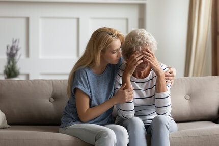 Coaching für pflegende Angehörige – Unterstützung in belastenden Pflegesituationen | © PflegeBetreuer | unabhängige Pflegeberatung Jüngere Frau tröstet ältere Frau auf dem Sofa – emotionale Belastung in der Pflege | © PflegeBetreuer | unabhängige Pflegeberatung