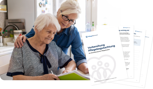 Zwei Frauen schauen gemeinsam in ein Pflegetagebuch zur Vorbereitung auf die Pflegebegutachtung | © PflegeBetreuer | unabhängige Pflegeberatung