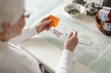 Ältere Frau dokumentiert Medikamente im Pflegetagebuch zur Erfassung von Behandlungs- und Therapieverlauf | © PflegeBetreuer | unabhängige Pflegeberatung