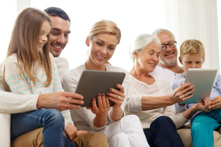 Gemeinsam die Pflege von Morgen gestalten – generationsübergreifend, digital, engagiert | © PflegeBetreuer | unabhängige Pflegeberatung Drei Generationen mit Tablets – digitale Lösungen für die Pflege gemeinsam entdecken | © PflegeBetreuer | unabhängige Pflegeberatung