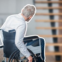 Rollstuhlfahrer blickt auf eine Treppe in einem Wohnraum – Barrierefreiheit im Alltag | © PflegeBetreuer | unabhängige Pflegeberatung