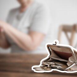 Geöffneter Geldbeutel mit Münzen vor älterer Frau – Pflegekosten und Finanzierung im Alter | © PflegeBetreuer | unabhängige Pflegeberatung