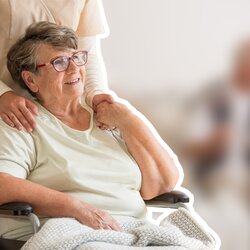 Seniorin im Rollstuhl mit Pflegekraft in einer stationären Einrichtung | © PflegeBetreuer | unabhängige Pflegeberatung