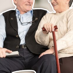 Älteres Ehepaar mit Gehhilfe im Gespräch – Informationen zu Pflegegrad und Pflegeleistungen | © PflegeBetreuer | unabhängige Pflegeberatung