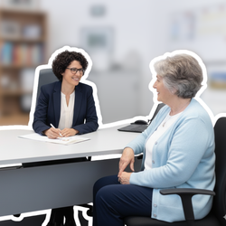 Beratungsgespräch über Leistungen der Pflegeversicherung zwischen Fachkraft und Seniorin | © PflegeBetreuer | unabhängige Pflegeberatung