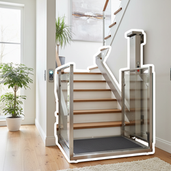 Plattformlift an Treppe für barrierefreies Wohnen im Haus | © PflegeBetreuer | unabhängige Pflegeberatung