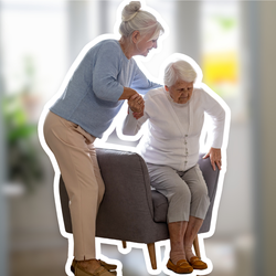 Pflegende Angehörige unterstützt ältere Frau beim Aufstehen aus dem Sessel im Wohnzimmer – symbolisches Bild zur Rente für pflegende Angehörige | © PflegeBetreuer | unabhängige Pflegeberatung