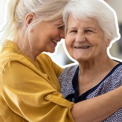 Tochter umarmt ihre ältere Mutter liebevoll – Symbolbild für Pflegekurse für pflegende Angehörige zur Unterstützung im Pflegealltag | © PflegeBetreuer | unabhängige Pflegeberatung