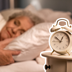 Ältere Frau liegt nachts im Bett während ein Wecker auf dem Nachttisch steht | © PflegeBetreuer | unabhängige Beratung