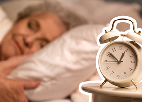 Ältere Frau liegt nachts im Bett während ein Wecker auf dem Nachttisch steht | © PflegeBetreuer | unabhängige Beratung